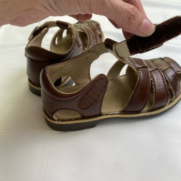 L AMOUR Emerson Fisherman Sandal                         Little Boy size 8 Tan - Picture 6 of 7